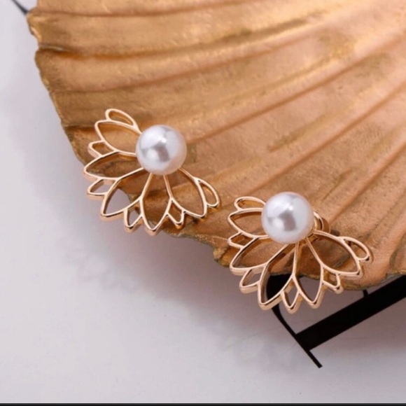 Justine’s Chic Boutique Jewelry - Multi-Wear Pearl Ball Lotus Earrings in Silver